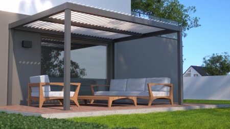 Les stores motorisés transforment votre terrasse en espace convivial