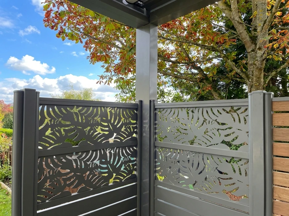Maison individuelle de style alsacien, façade crépi beige, toiture en tuiles terre cuite équipée de **capteurs solaires thermiques** (3 panneaux plats)