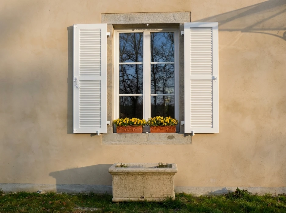 Maison individuelle de style alsacien, deux niveaux, crépi beige, toiture en tuiles terre cuite, lucarnes, deux cheminées
