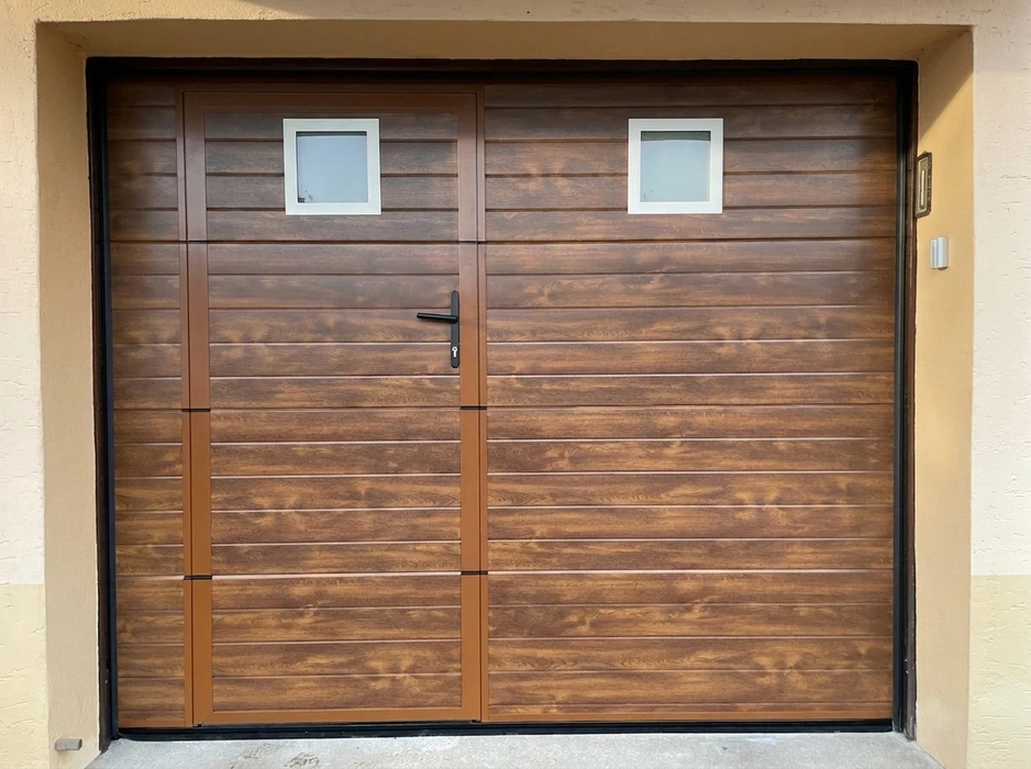 Terrasse extérieure surélevée avec lambourdes en bois exotique type IPE, finition huilée