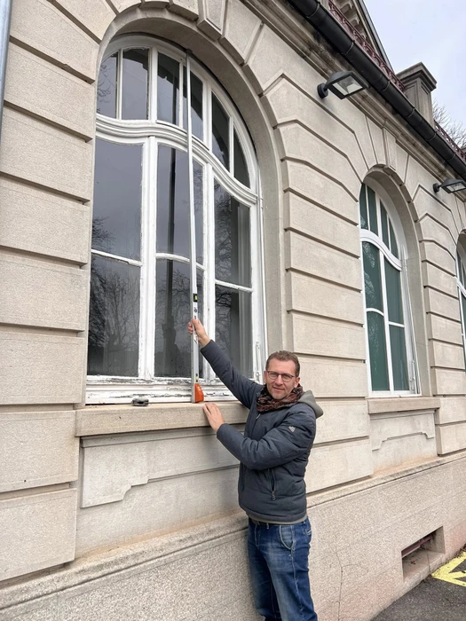 Façade avant d'une maison moderne contemporaine avec entrée principale et garage intégré