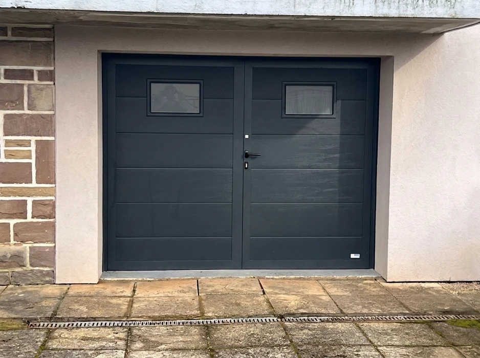 Portail double vantaux en aluminium gris anthracite (RAL 7016), à lames horizontales avec bande décorative en grille perforée