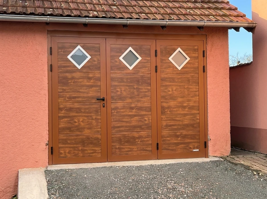 Garage résidentiel extérieur avec porte enroulable en aluminium anthracite (RAL 7016), fermée