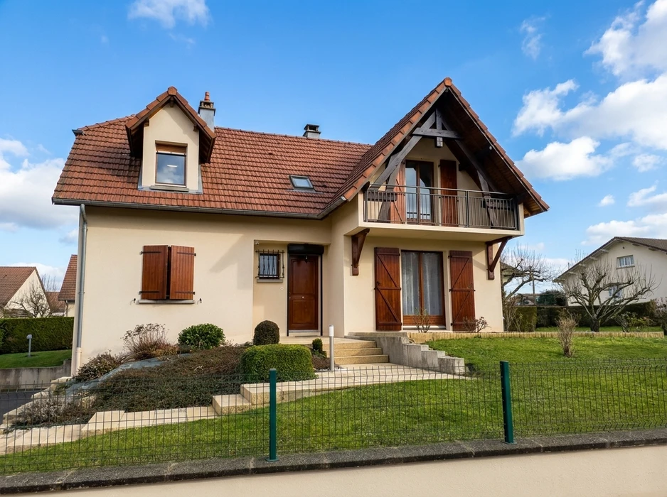 Maison moderne à deux niveaux, façade enduit beige avec bardage bois horizontal en mélèze naturel