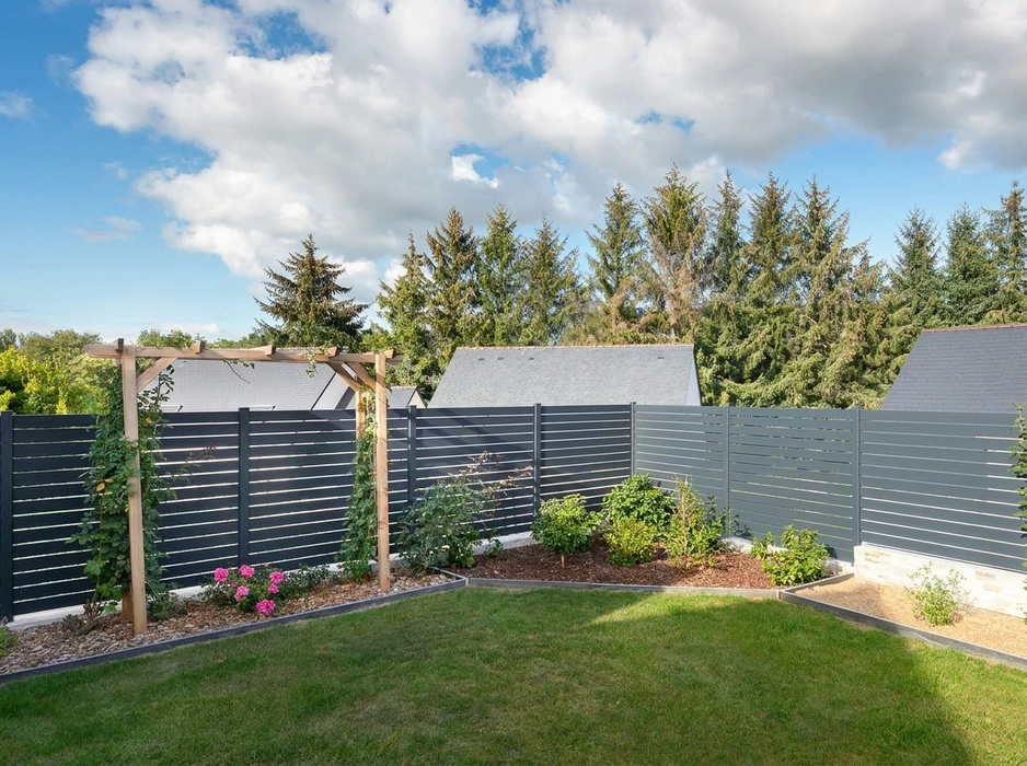 Garage extérieur avec portail battant 3 vantaux en aluminium finition imitation bois chêne doré