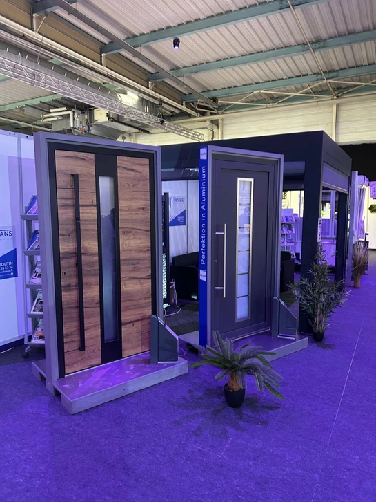 Showroom d'exposition de portes intérieures dans un espace commercial moderne avec plafond verrière