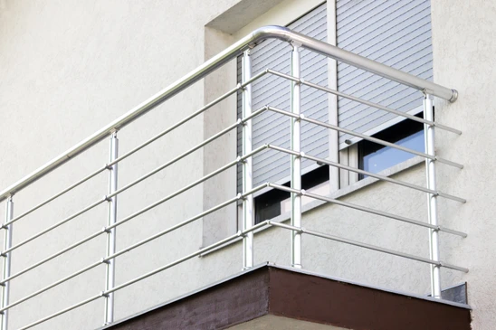 Entrée de propriété avec portail automatique blanc à double battant en PVC ou aluminium laqué, piliers blancs à chapiteaux pyramidaux