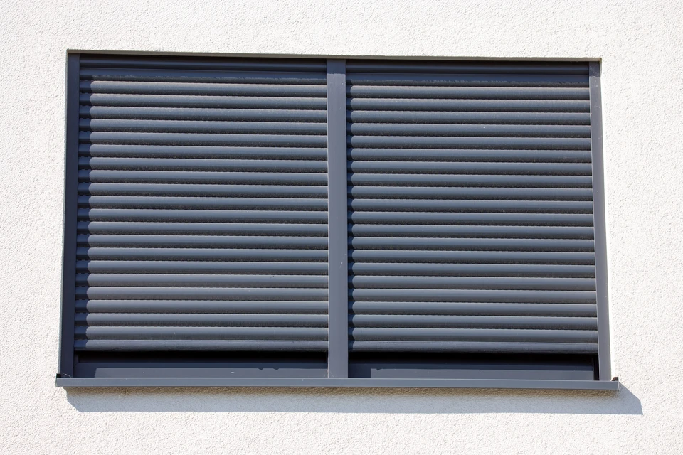 mécanicien automobile remplaçant et déversant de l'huile à moteur dans un moteur automobile à un poste de maintenance