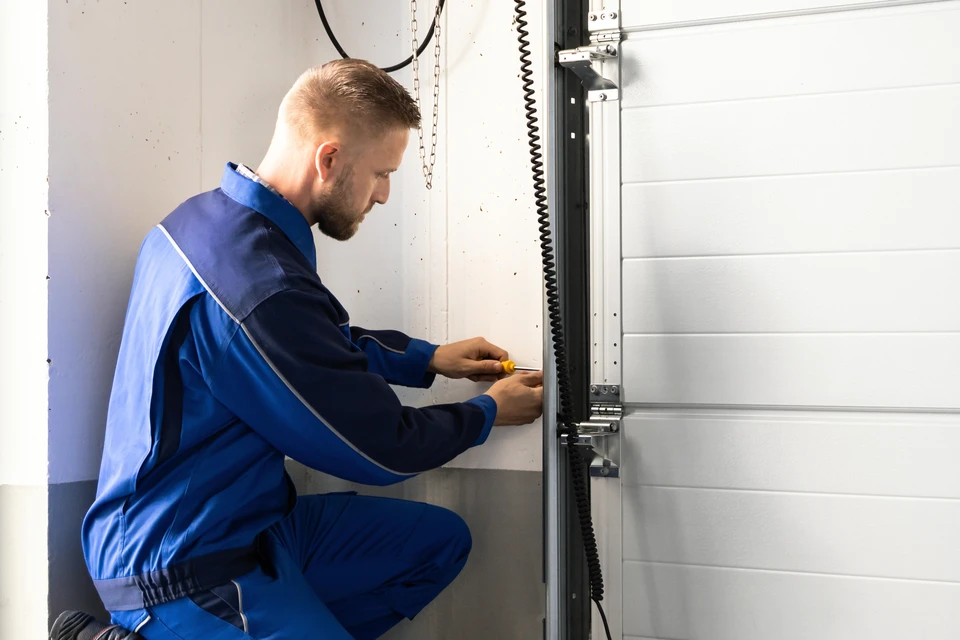 Garage résidentiel extérieur avec porte sectionnelle fermée de couleur marron foncé