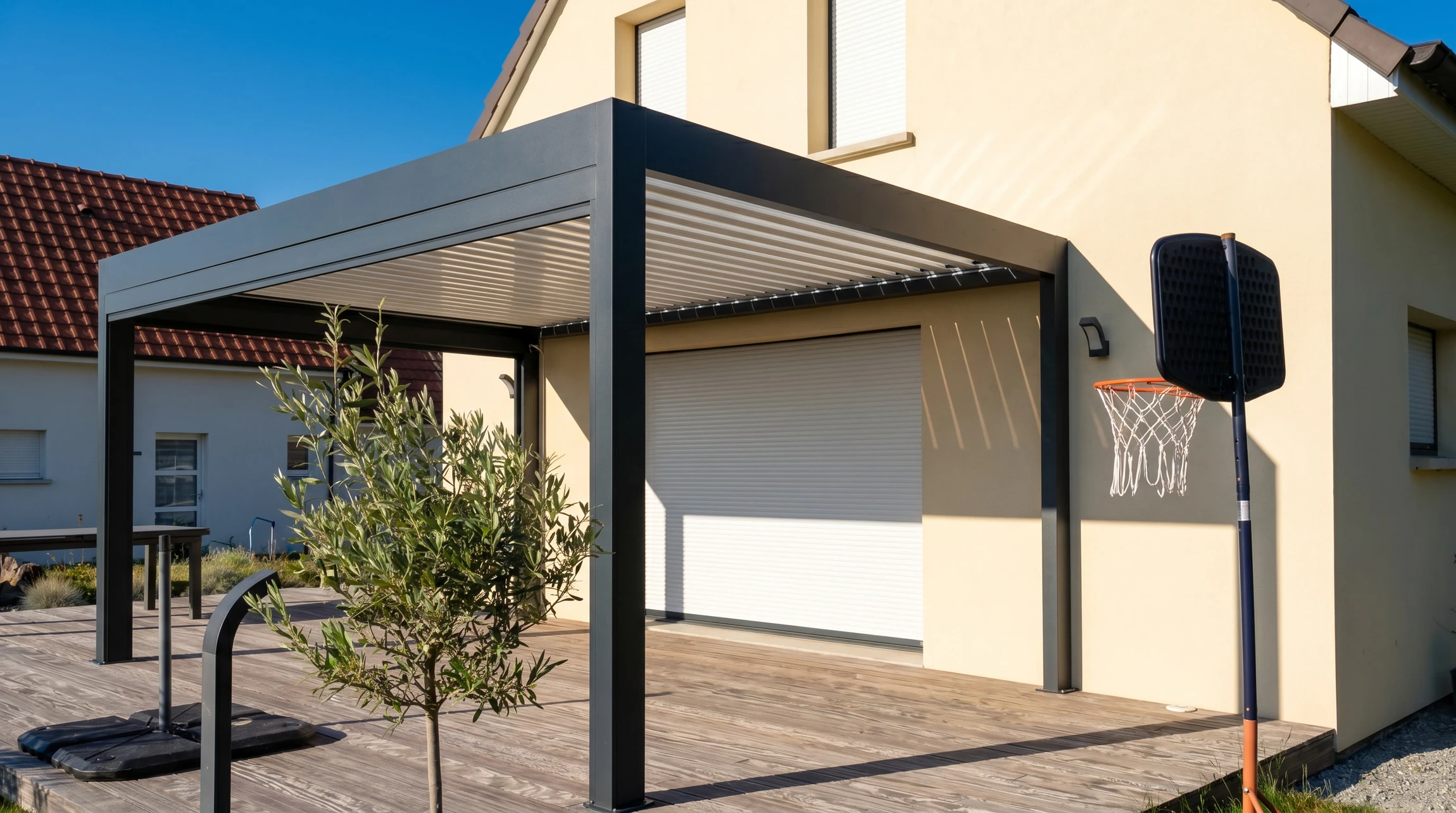 Une terrasse extérieure moderne avec une pergola en aluminium, des sièges confortables, des plantes et un escalier décoratif