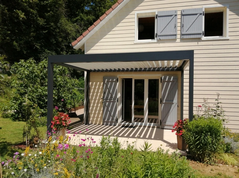 Garage résidentiel extérieur avec porte enroulable en aluminium anthracite (RAL 7016), fermée