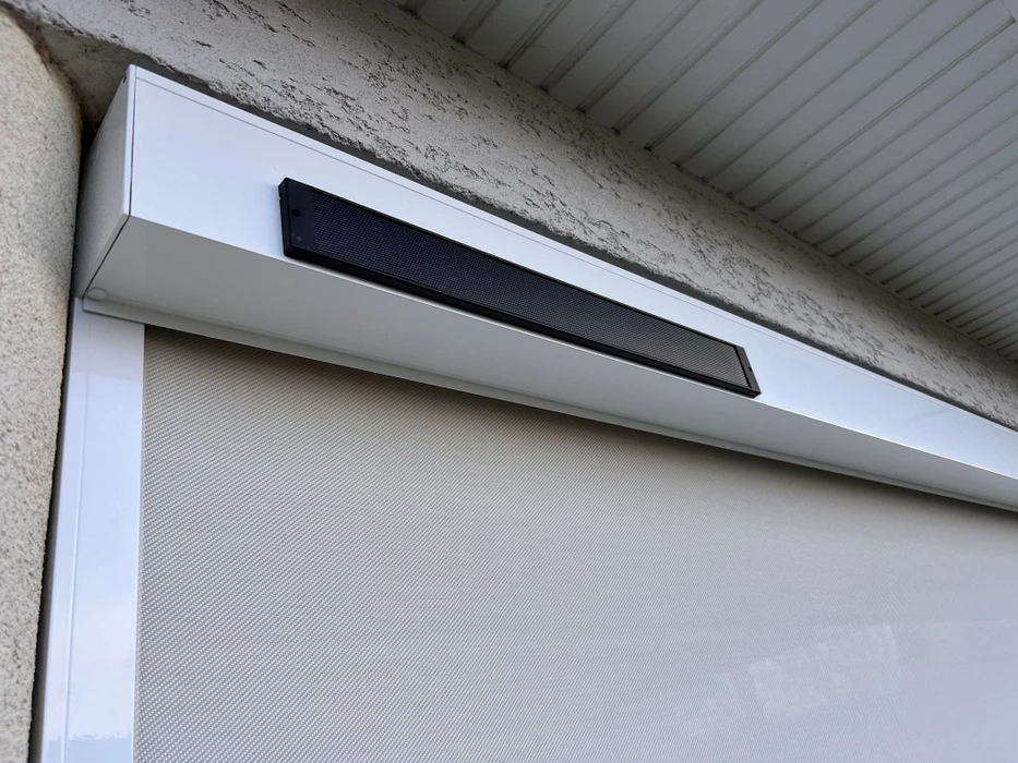 Intérieur résidentiel avec moustiquaire fine installée sur fenêtre