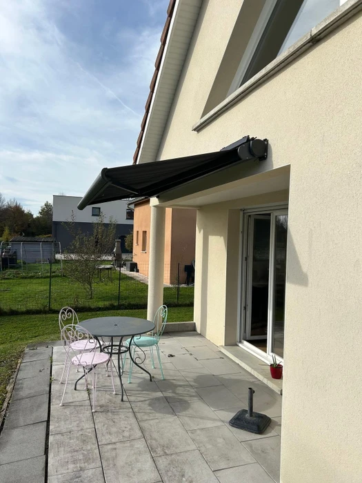 Porte-fenêtre extérieure à deux vantaux vitrés, cadre PVC aspect bois chêne doré, double vitrage