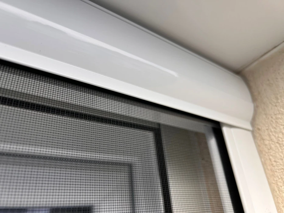 Façade de maison avec fenêtre à croisillons, encadrement en bois naturel verni, vitrage double