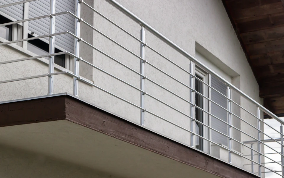 Escalier intérieur moderne avec rampe en acier inoxydable et main courante en bois