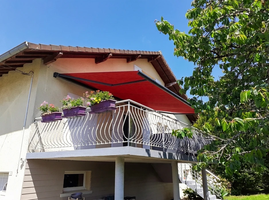 Terrasse extérieure surélevée avec lambourdes en bois exotique type IPE, finition huilée