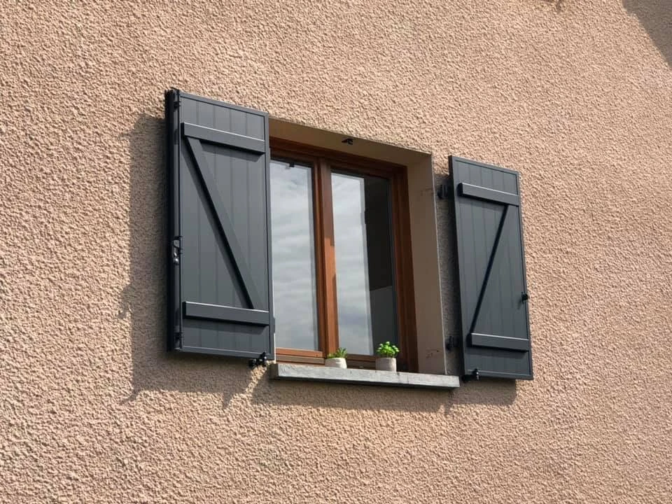 Garage extérieur avec portail battant 3 vantaux en aluminium finition imitation bois chêne doré