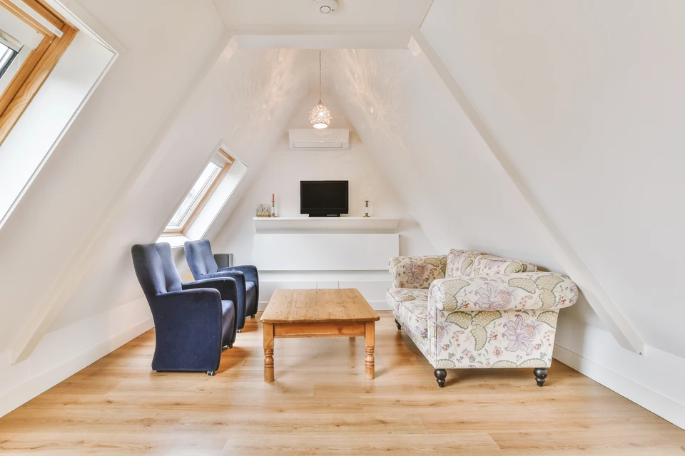 Intérieur d'une construction en bois avec charpente apparente, poutres et lambris