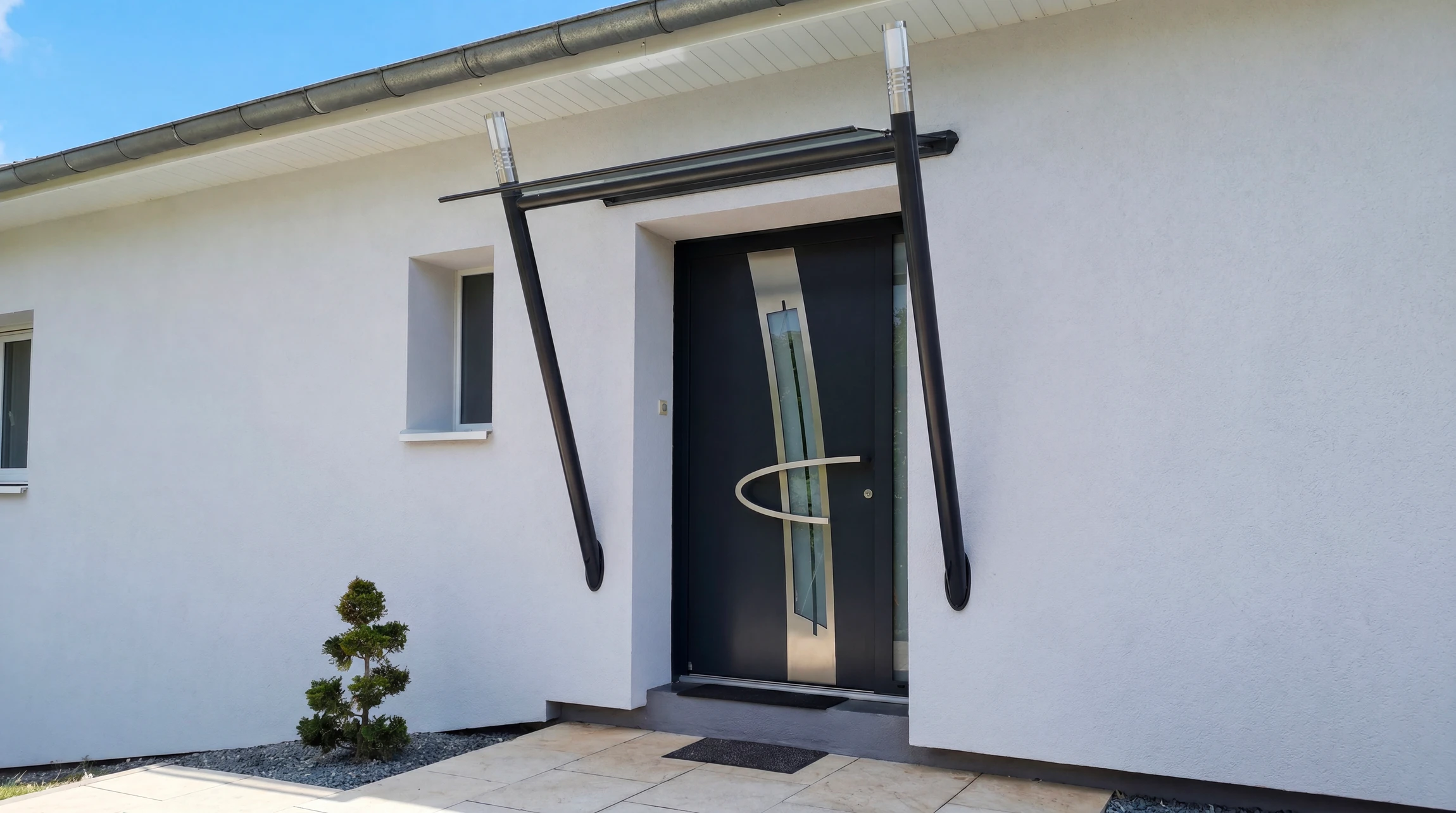 Un technicien en salopette bleue installe une porte d'entrée blindée dans un appartement moderne