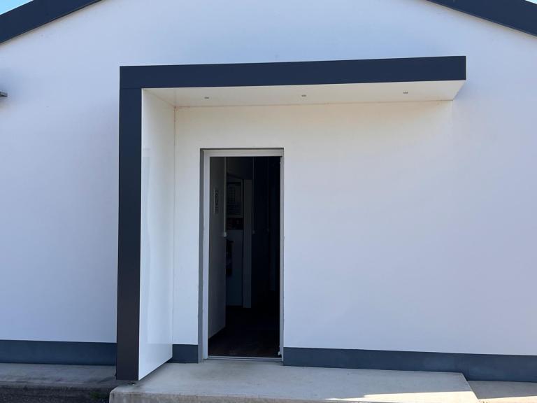 Pourquoi installer un auvent de porte d’entrée à Belfort, Montbéliard et Danjoutin ?