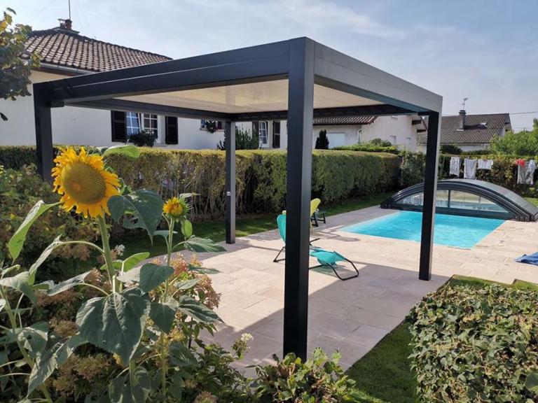 La pergola bioclimatique est une solution idéale afin de profiter pleinement de son espace extérieur.